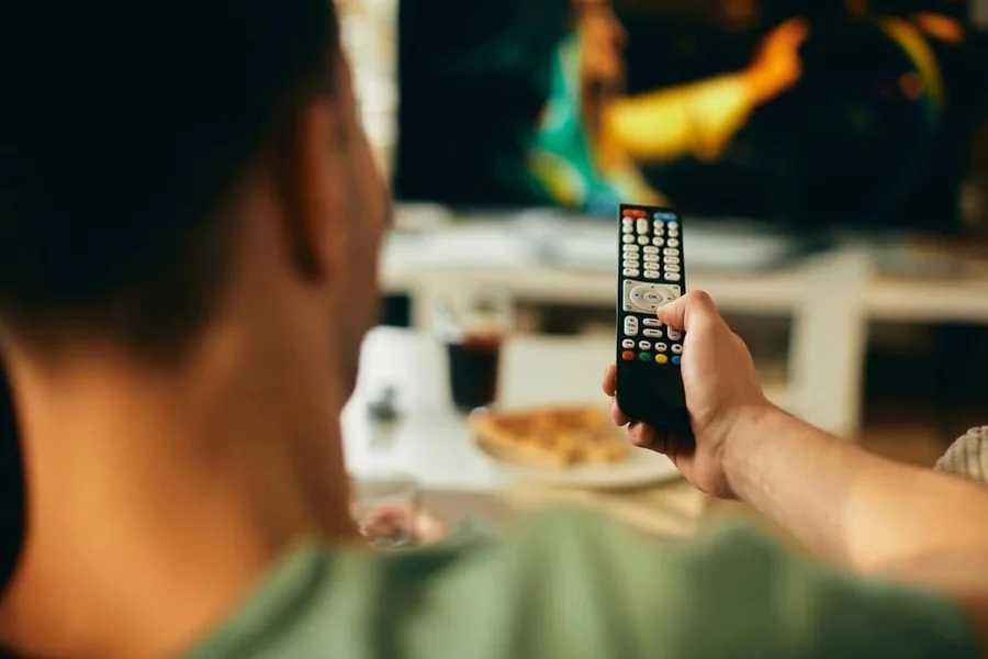 Fernsehabend zu Hause mit einer Fernbedienung